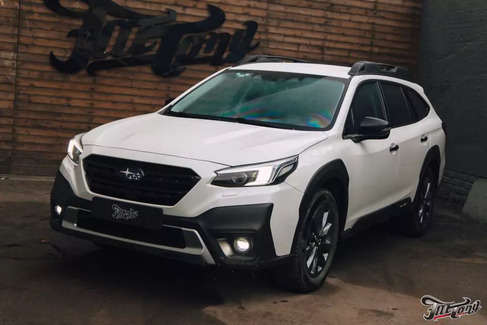 Доработали Subaru Outback: удалили старую шумоизоляцию и выполнили новую, построили акустическую систему, перетянули потолок в алькантару с окрасом пластика, перешили руль в кожу